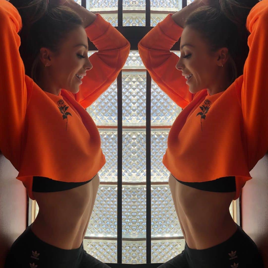マンディー・ジルーのインスタグラム：「✨Life is like a mirror. Smile at it and it will smile back at you✨ ⁣⁣⁣⁣⁣⁣⁣⁣⁣⁣ ⁣⁣⁣⁣⁣⁣⁣⁣⁣⁣ This is true! It’s important to surrender in life and adapt to any situation with ease and grace. To look at everything from a positive perspective regardless of what’s taking place. Life doesn’t happen to us, it happens for us and we must learn to go with the flow in order to be set free. When you’re dealing with something tough, ask yourself, “What is this teaching me?” Trust that everything happens for your highest good. When you keep moving through life with a smile, your life will start to reflect the same. ⁣⁣⁣⁣⁣⁣⁣⁣⁣⁣ ⁣⁣⁣⁣⁣⁣⁣⁣⁣⁣ Be open to all opportunities and possibilities. This way we’ll keep learning, growing, and evolving into who we’re meant to be😊 Sending lots of love! 💖⁣⁣⁣ ⁣⁣⁣ #StayPositive ✨」