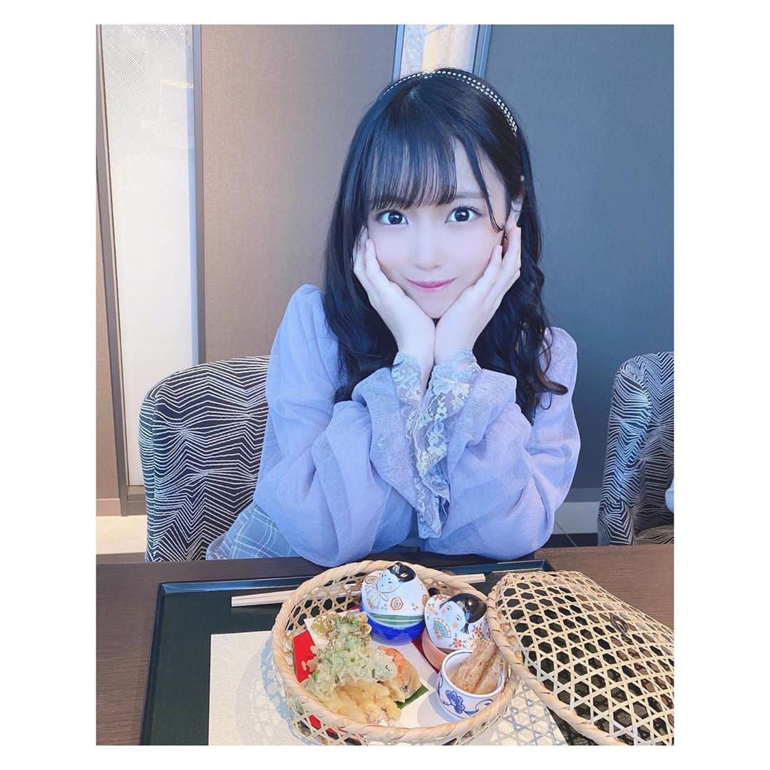 岩田陽菜さんのインスタグラム写真 - (岩田陽菜Instagram)「たまには家族と美味しい和食を頂いたり…☺️🌸🌱﻿ ﻿ ﻿ ﻿ ﻿ #レストランアチェロ#広島エアポートホテル#dinner#ホテルディナー#レストラン#広島レストラン#フォレストヒルズガーデン#広島#広島観光#foresthillsgarden#広島空港#コテージ#和食#japanesefood#春#天ぷら#鯛#ちらし寿司#spring#tops#niceclaup #skirt#ankrouge#ヘアアレンジ#巻き髪#カチューシャ」4月2日 23時15分 - hina_naso_stu48