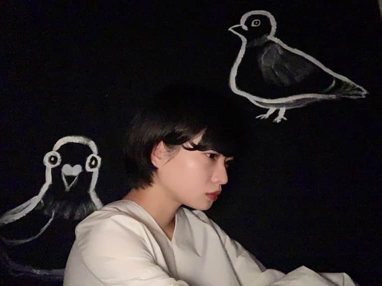 平井珠生さんのインスタグラム写真 - (平井珠生Instagram)「黒い布に白絵具でハト描いた。 記念写真！ 正面バト顔怖いね！ #ハト」4月2日 23時16分 - tamao_hirai