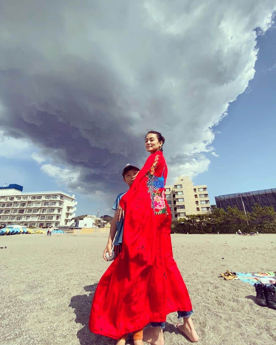 桃生亜希子のインスタグラム：「今日は、私の誕生日。 　ずっと外に出ていなかったけれど、天気が良かったので少しだけ海へ散歩に出た。 　裸足で大地を踏みしめ、海と風と太陽を感じる。 　当たり前だと思っていたことは、全然当たり前じゃない。 　しみじみと幸せを感じる。 　いつの間にか、桜も満開🌸。 自然は、偉大だ。 　今日は、凄い雲をみた。 　今は、雨雲に覆われて、先が見えないような状況だけれど、 　雲が晴れる時は　必ず来る。 　それまでは、 　目の前にある大切なものに感謝しながら、 　ゆっくりとお家時間を楽しもう。 　なんだか、不思議で特別な誕生日になったな。 　みんないつもありがとう🌞 　私たちみんなが、いつまでも健康で、笑顔でいれますように。 🙏  #街角シリーズだよ　#龍雲　#たしかに　#birthday」