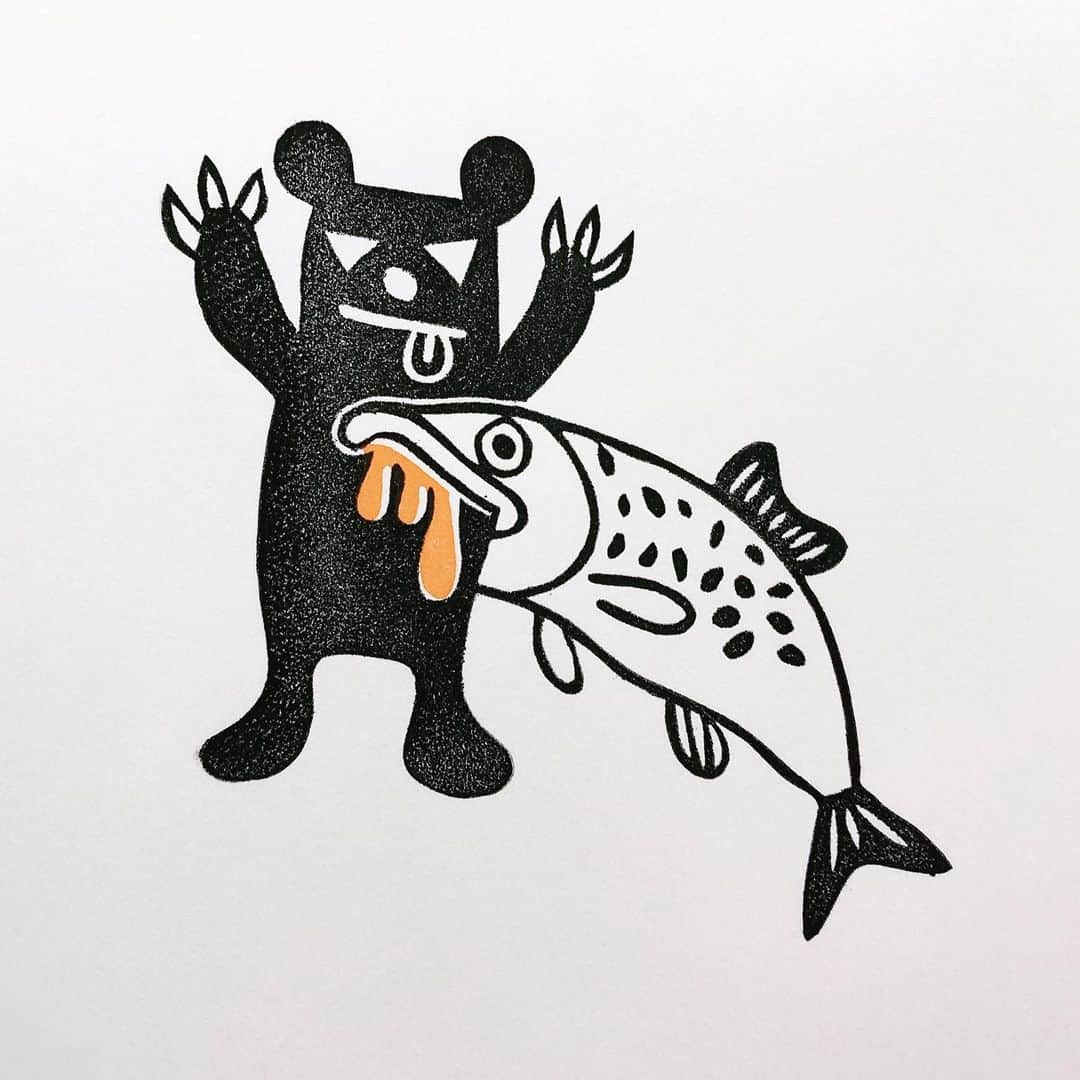 和田美枝のインスタグラム：「シャケの本気🐻🐟💥💥💥 #木彫りの熊が鮭くわえてる #逆バージョン #シャケの本気 #シャケすげぇってなって #この後仲良くなったみたい #ワダちゃん消しゴムはんこ」