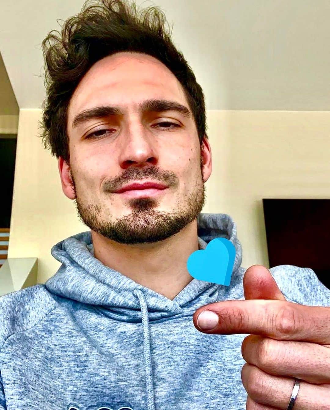 マッツ・フメルスのインスタグラム：「Corona verändert gerade unser Leben. Um uns herum werden so viele gute Aktionen gestartet... Lasst uns darauf aufbauen, zusammen mit @unicef_deutschland und vielen anderen Unterstützern! Engagiert euch für das #TeamMenschheit - dem einzigen Team, in dem jeder schon Mitglied ist☝️🌏」