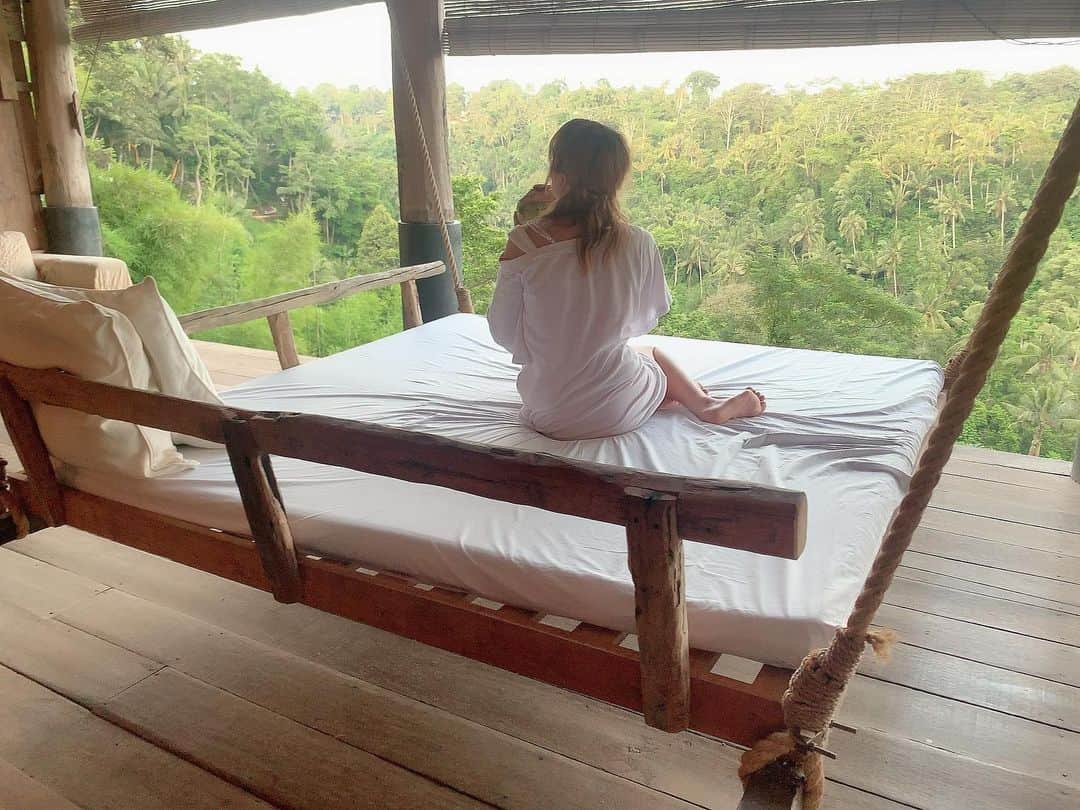 のインスタグラム：「みんなちゃんとおうちこもってる？？ ------------------------------ ✈️#インドネシア#indonesia 🌲#ubud #ウブド 🗾#zenhideaway , --------------------------- #genic_bali #genic_trip #genic_travel #タビジョ#tabijyo #tabijyobali #ベッド #ベッドイン#バリ島旅行#バリ島#tabijyo_hotel #baliindonesia #コーデ#島女子#イチナナ#女子旅#バリ島旅行」