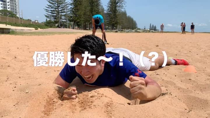 福田太郎のインスタグラム：「駆け抜ける2020年度🏃‍♂️💨 こんなときだからこそ、笑って過ごして欲しい…！ 出来る限り元気出して、声出して、いきましょう😆 ⠀ 僕がワーワー言って、走ってるだけの動画ですが 観て、少しでも元気になって貰えたら あしたの #イチモニ！も頑張れます✌️（うるさいかも） ⠀ 年末年始、オーストラリアで密着した #ファイターズ #杉谷拳士 選手の自主トレ🇦🇺 #野生化計画 の裏側には、体を張った #体験リポート もありました🐨（辛） ⠀ さて、#HTB のファイターズ応援番組 おなじみの #FFFFF がお引っ越しです🏃‍♂️💨 これからは日曜日午前11時30分〜に！ 初回は秘蔵映像のオンパレードです⚾️ #lovefighters」
