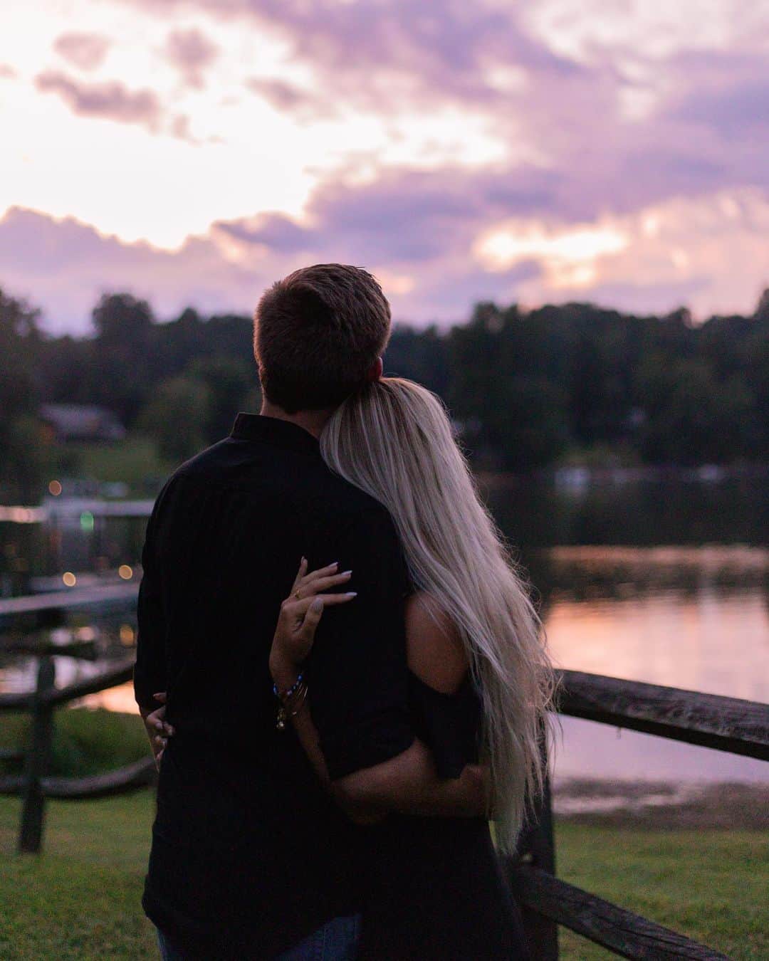 サシャ・カリスのインスタグラム：「Thankful for this one ❤️ I couldn’t have asked for a better quarantine partner, you keep me happy, sane, and most of all you continue to entertain me and make me laugh! 😄🌅 Tag your quarantine parter ⬇️💗」