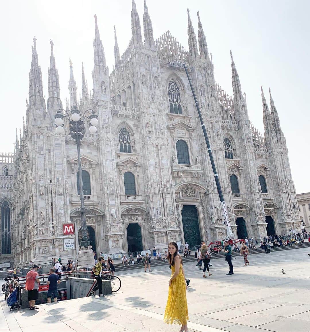 のインスタグラム：「美しい思い出を掘り起こそうシリーズ☺️✨去年のイタリア🇮🇹ママとケンカしすぎて頭おかしくならないかなと思いましたが、いまではそれすらも懐かしい良き思い出です🙌💓 早く解決して、またイタリアに行けますように🙌🌈✨✨✨ . . I visited last year.miss milano.love italy. #lastsummer#milano #italy#stayhome#loveitaly」
