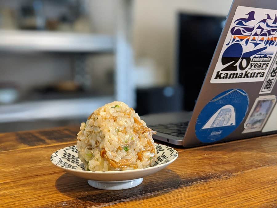 藤田敦子のインスタグラム：「ㅤㅤㅤ 【#blendakitchen 】 おやつにしたおにぎりは、 蒸して温め直した炊き込みご飯に 自家製なめ茸と新生姜ふりかけをまぜまぜ。 ㅤㅤㅤ 夜炊いたご飯を朝たべるように おにぎりにしておくのって、ほんまに朝が幸せー❤️」
