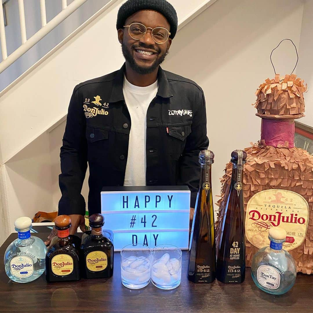 テイラー・ジェームスさんのインスタグラム写真 - (テイラー・ジェームスInstagram)「#ad #Happy42 @donjuliotequila Tonight we are going live to help raise money for the Restaurant Workers’ Community Foundation.  Tune in to help raise funds!!」4月3日 0時09分 - djtayjames