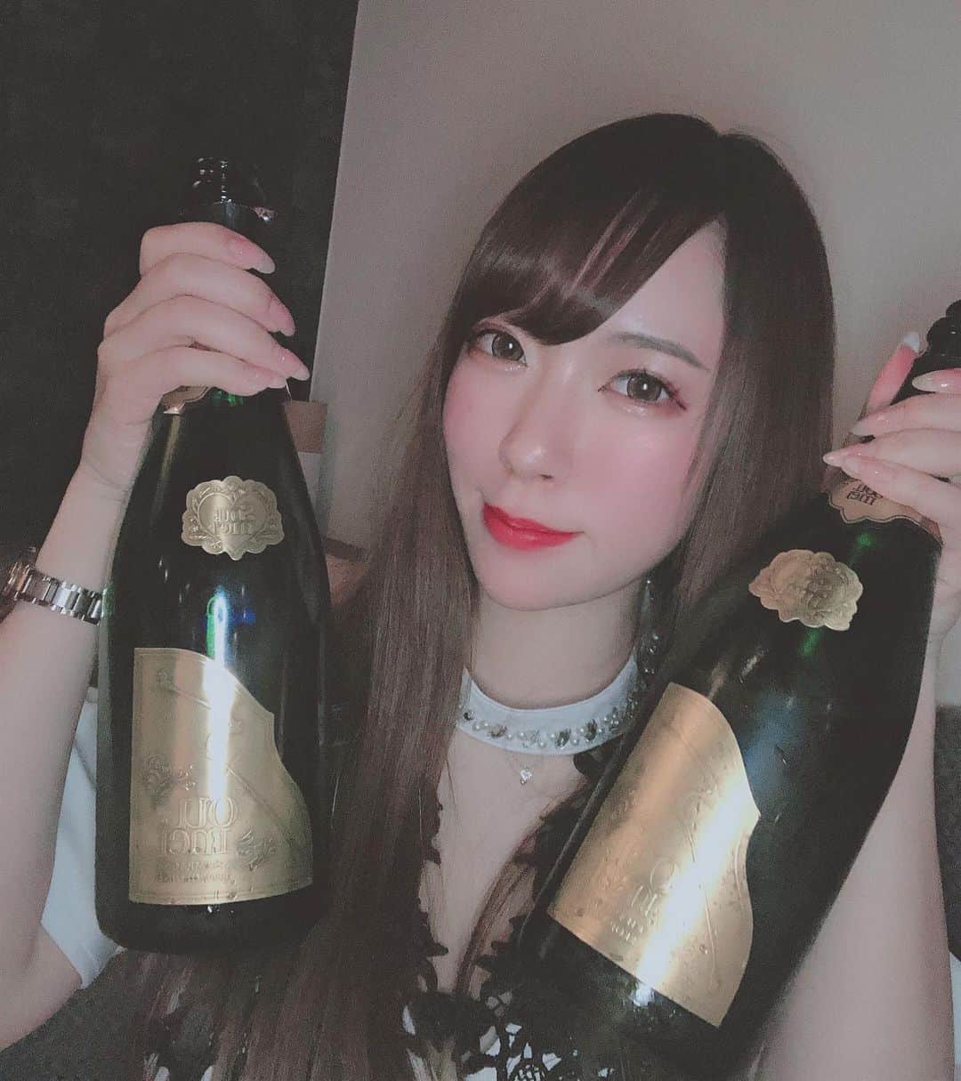 Rikaさんのインスタグラム写真 - (RikaInstagram)「. こないだ載せた写真 加工しすぎて怒られたから ナチュラル加工にした(๑•́₋•̩̥̀๑) 爆笑すぎる(๑•́₋•̩̥̀๑) . . 人中ながいのがなやみ。 . え？何が長いって？ . . #やかましい #キャバクラ #キャバ嬢」4月3日 0時11分 - rikachi__s