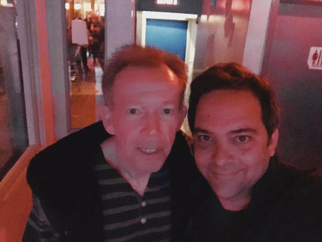 マシュー・カマのインスタグラム：「This one really, really hurts. This is a picture Adam texted me of he and my dad at one of our shows in NY. 23 years before this, I sat in my dad’s Mitsubishi and he played me the first Fountains Of Wayne record he ordered from Columbia House.  That same year “That Thing You Do” came out , and the DVD menu played on loop while I slept, for 2+ years. The musical impact Adam had on our DNA is immeasurable...but getting to know the person behind the songs was even more impactful. There are truly no words for how empty the world feels this morning. He was someone to everyone. A father, a partner, a friend, a band mate, a mentor, a hero.  He took pop music and elevated it to a place no one could touch...but we all tried. Thank you for everything Adam. Your songs will play on repeat forever and ever. I can’t believe you’re gone.」