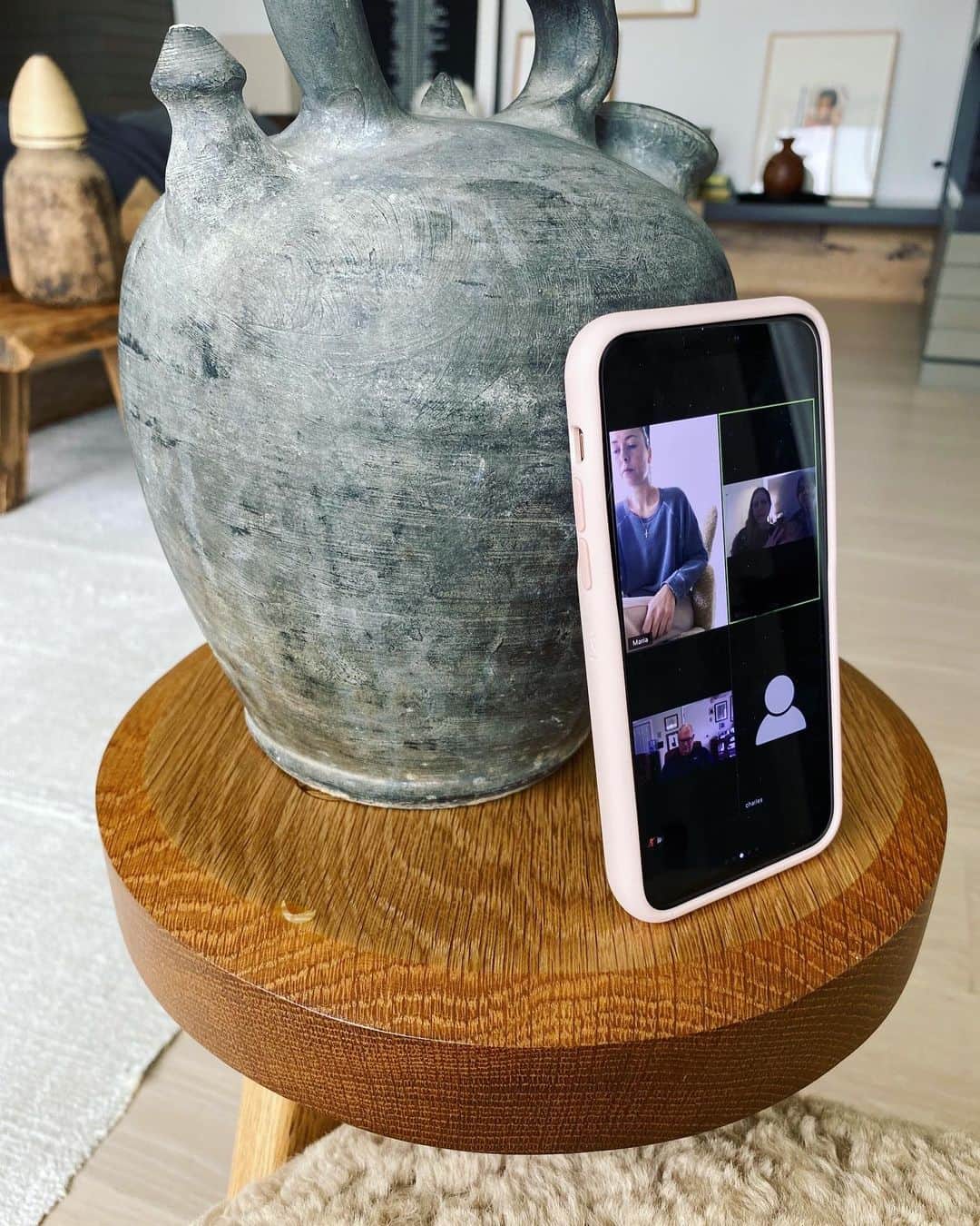 マリア・シャラポワのインスタグラム：「My antique Japanese jug has never been so useful. Neither has every single conference company I’m now using as a verb. 🖥📞🎙⏱」