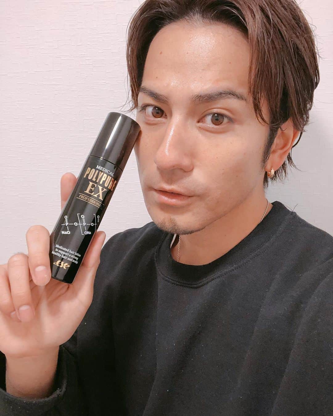 石鍋正寿のインスタグラム：「みなさん頭皮ケアってしてますか？？ ・ 僕は髪を染めたり、パーマをかけてみたり整髪料をつけたりと、多少なりとも日常的に髪に負担をかけていて、もう30代半ばになるので意識的に頭皮ケアをするように心がけているよ✨ まぁ、今はそこまで気にするような感じではないけど😅 使ってるのは【ポリピュアEX】です☝️ 予防として今後も活用していきたいと思います✨ ・ ・ #ポリピュアEX #特許成分 #医師推奨」