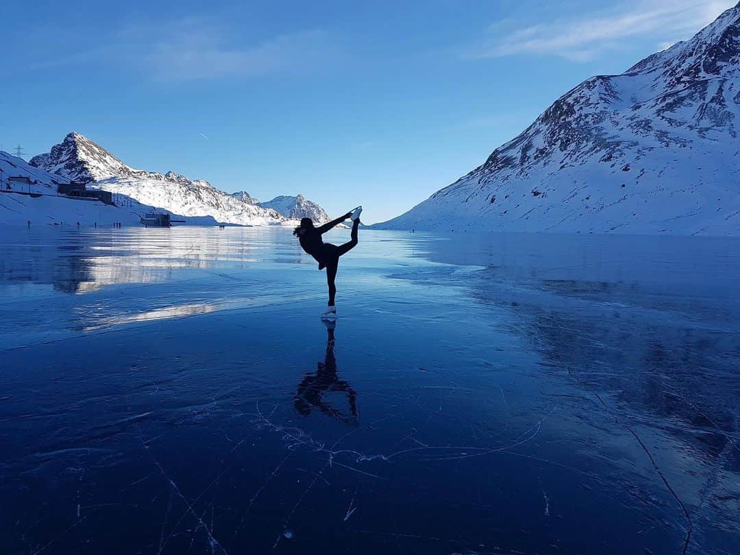 サラ・マイアーさんのインスタグラム写真 - (サラ・マイアーInstagram)「#throwbackthursday  I miss skating - let alone skating at the most beautiful place ever 😍⛸ . #lagobianco #berninapass #beautifulswitzerland #mountains #skating #schwarzeis #throwback #december2016」4月2日 15時59分 - sarah.van.berkel