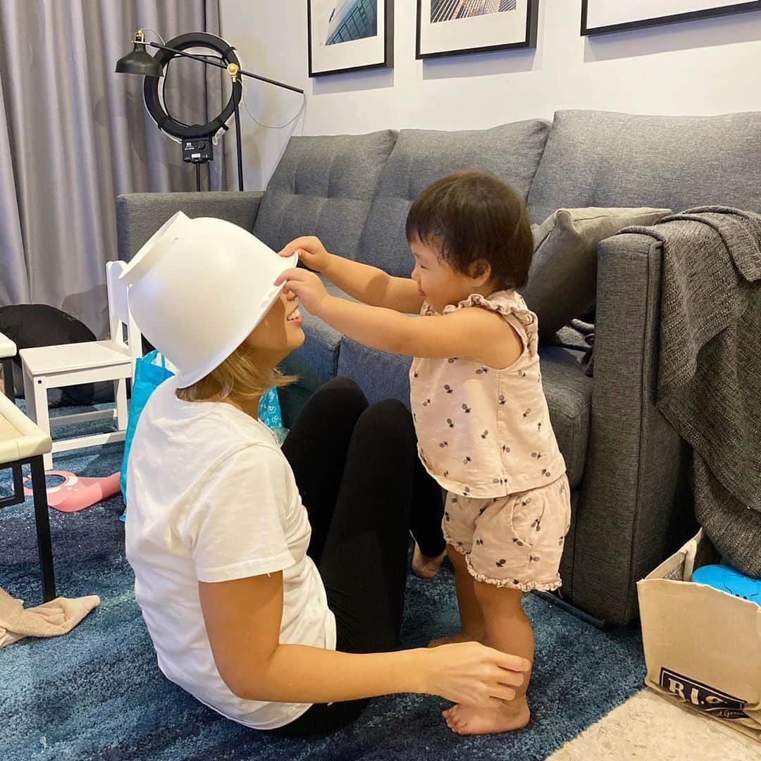 のインスタグラム：「You don’t have to go shopping to get new accessories! Just use what you have and be creative! said Pudding as she put this mixing bowl on my head lol (that’s probably what she’d say if she could) So here we have it! A brand new hat! ﻿ ﻿ Thank goodness there wasn’t any water in it! ﻿ ﻿ お買い物に行かなくても大丈夫！家にあるもので工夫すれば、新しいアクセサリーにできるよ！と言ってるかのようにミキシングボールを私の頭に被せるプリン🍮﻿ ﻿ お水が入ってなくてよかった😅﻿ ﻿ ってかカリメロ🤣」