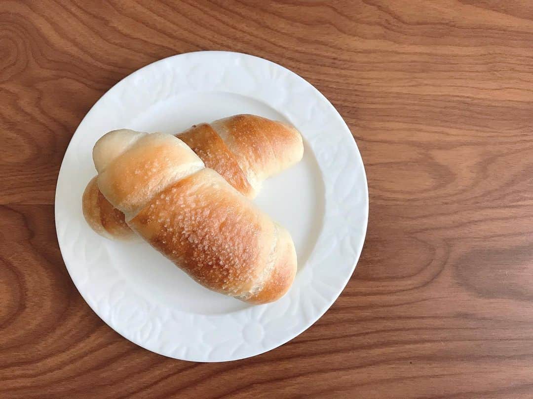 大湖せしるさんのインスタグラム写真 - (大湖せしるInstagram)「﻿ ﻿ シンプルなパンが﻿ ﻿ 好き﻿ ﻿ ﻿#塩パン #もちもち #優しい味」4月2日 16時15分 - cecile_daigo