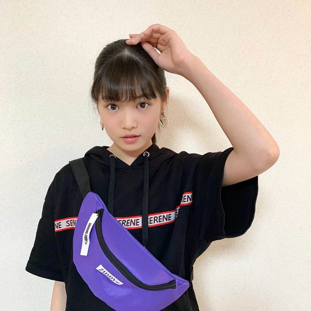 ニコ☆プチのインスタグラム：「﻿ ﻿ ﻿ 今日もプチモのふろくのつかいかたを紹介！﻿ ﻿ ﻿ 今日は、マアヤ🐣﻿ ﻿ ﻿ まあやはちょっとしたお出かけに使ってます🍒﻿ リップやイヤホンなどいつものお出かけアイテムを入れてます💄﻿ 最近は消毒液も必ず持ち歩いてるよ☺︎﻿ カラーもまあやの好きな紫なので嬉しいです🥰﻿ いろんなコーデに合わせられるから﻿ みんなもお気に入りのコーデに合わせてみてね🧸💕﻿ ﻿ ﻿ ﻿ #ニコプチ﻿ #ニコプチふろく﻿ #プチモのふろくの使い方﻿ #ニコプチふろくのある生活﻿ #付録バッグ﻿ #ジディー﻿ #ZIDDY﻿ #ふろく﻿ #丸山真亜弥」