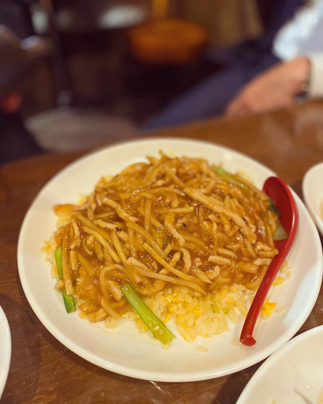 工藤ジェニファー茉侑さんのインスタグラム写真 - (工藤ジェニファー茉侑Instagram)「朝4時までやってる池尻の中華　#橙  辛い麻婆豆腐と坦々麺が有名です🌶写真は肉掛け炒飯とチャーシュー青菜麺🍜麺は細ストレート麺。  前菜や土鍋煮系の一品メニューも豊富です😇平日15時〜4時🕑土日ランチ営業有🙆‍♀️ #渋谷グルメ　#池尻大橋 #池尻大橋グルメ #池尻大橋ランチ #ラーメン　#坦々麺　#tokyorestaurant 　#中華料理　#炒飯　#麻婆豆腐　#グルメ好きな人と繋がりたい #東京グルメ #グルメ女子  #酒好きな人と繋がりたい #お酒好きな人と繋がりたい  #酒好きな人と繋がりたい #酒好き女子 #お洒落さんと繋がりたい #サロンモデル　#サロモ　#メイク　#眉毛メイク #makeup #メイクテク #ハーフ顔 #ハーフモデル #坦々麺 #ストレート麺 #麻婆豆腐 #好きな人」4月2日 16時29分 - jennifermayu_s