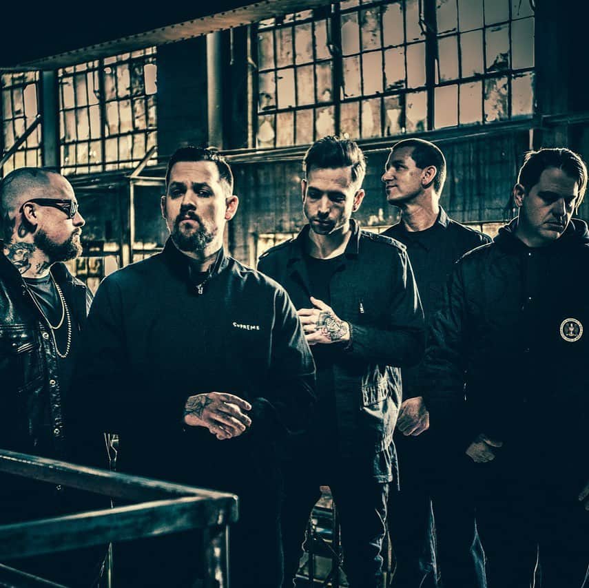 ベンジー・マッデンのインスタグラム：「Happy 24th Birthday GC 🖤@goodcharlotteband I love you my brothers who have been thru this life together, from being kids who knew nothing, to young men just trying to do our best, to men with loving families, that have all become a family we created together @bigpaulthomas @dean_butterworth @joelmadden  BillyBlood Very Grateful and full heart reflecting on this🙏 🖤🖤🖤 🖤🖤 🖤🖤🖤🖤」