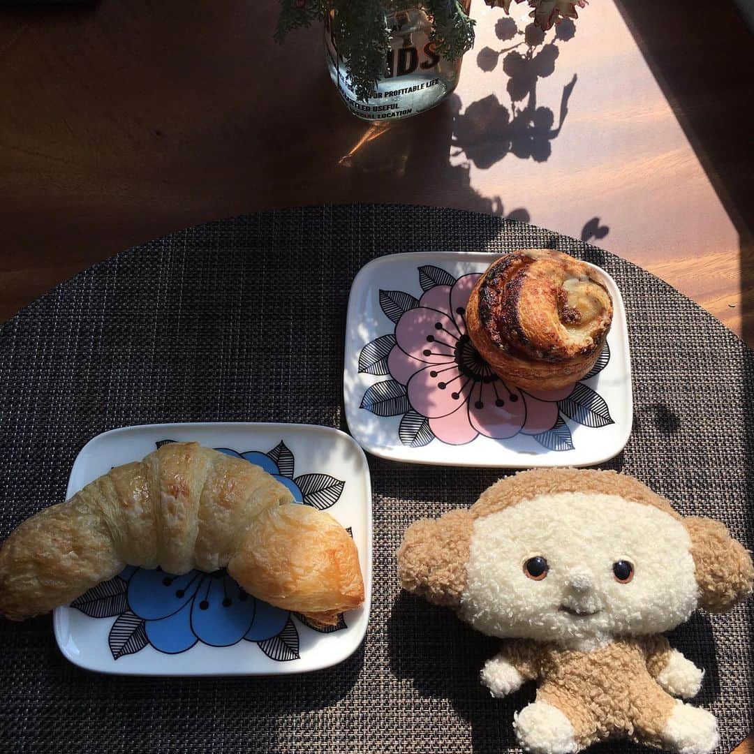 瓜生明希葉さんのインスタグラム写真 - (瓜生明希葉Instagram)「とことこパン。カルピスバターで焼いたクロワッサン、くしゅっと口の中でなくなる軽さ！コーヒーパルメザンロールも芸術的組み合わせです🎨色々食べてみたい！ #パン屋巡り #tokyobakery #griottebakerycafe」4月2日 16時57分 - akiha_uryu