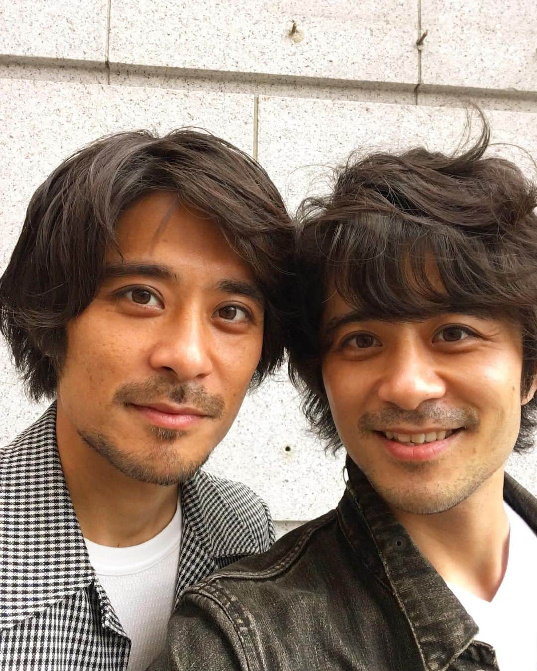 斉藤祥太のインスタグラム：「お疲れ👍 慶太に似てきたかもっていう前回の投稿。いや祥太に慶太が似てきたのかも。まぁどっちでも良いんですが前回の投稿は慶太君🥳騙された😆？ 分かる人は後ろ姿でもわかる。 #エイプリルフール #twins #双子#斉藤兄弟 #斉藤祥太 #斉藤慶太」
