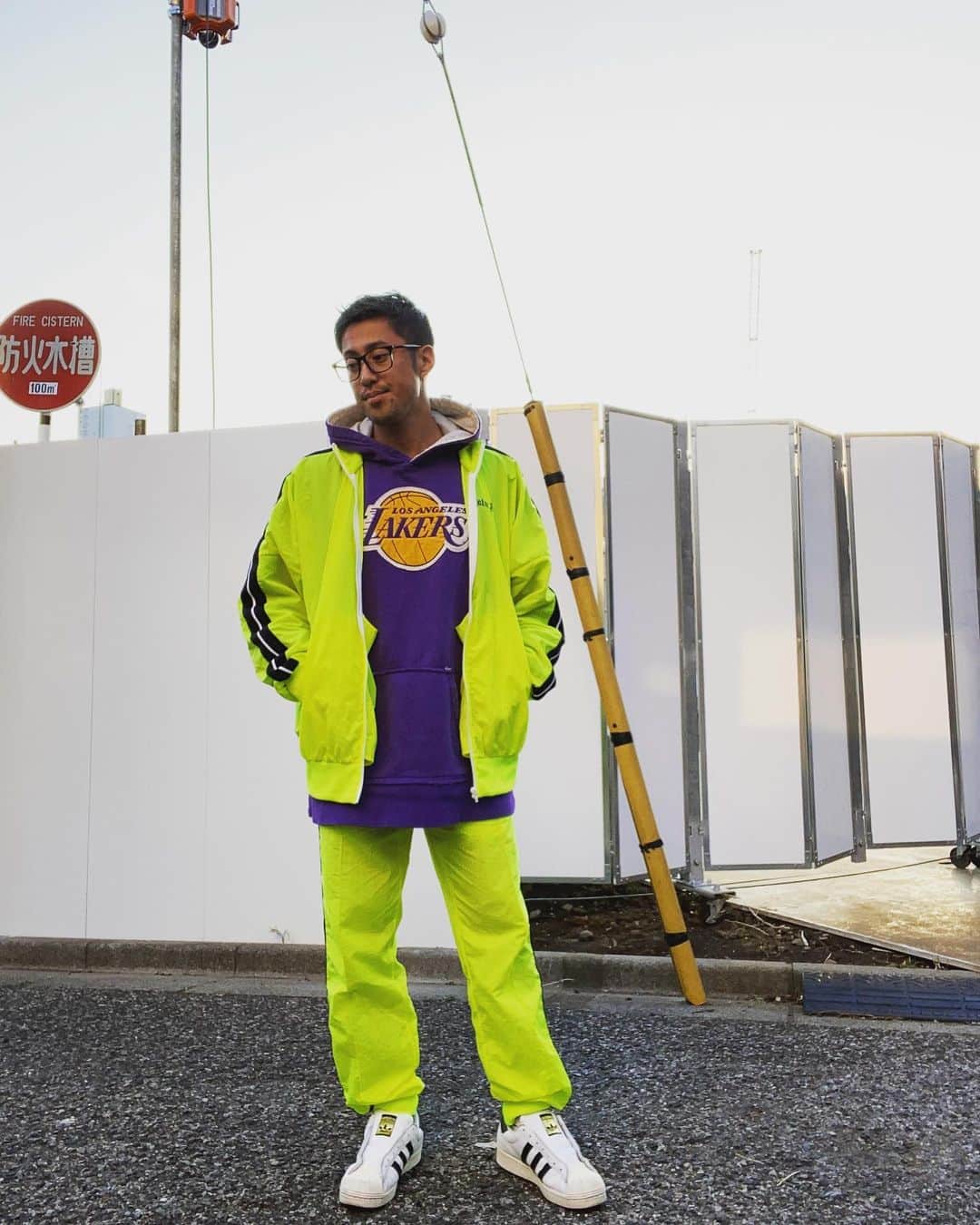 のインスタグラム：「先日のディスカステンションっ 👱🏾‍♂️⛹🏾‍♂️⛹🏾‍♂️⛹🏾‍♂️💪🏾 最近は、パープルも多いけど、 春だし、 気分をあげる為にも、 やはりネオンカラーは、 引き続きなテンションですっ👱🏾‍♂️💜💛💜💛 天気が良いから出掛けたいけど、 今は自分自信が出来る事をする💪🏾 自分以外の他の誰かの為にもなるからっ！！ #tokyo #japan #fashion #beauty #lifestyle #東京ライフ #street #mode #ストリート #lakers #レイカーズ #kobe #palmangels #adidas #superstar #東京 #ディスカステンション #stayhome」