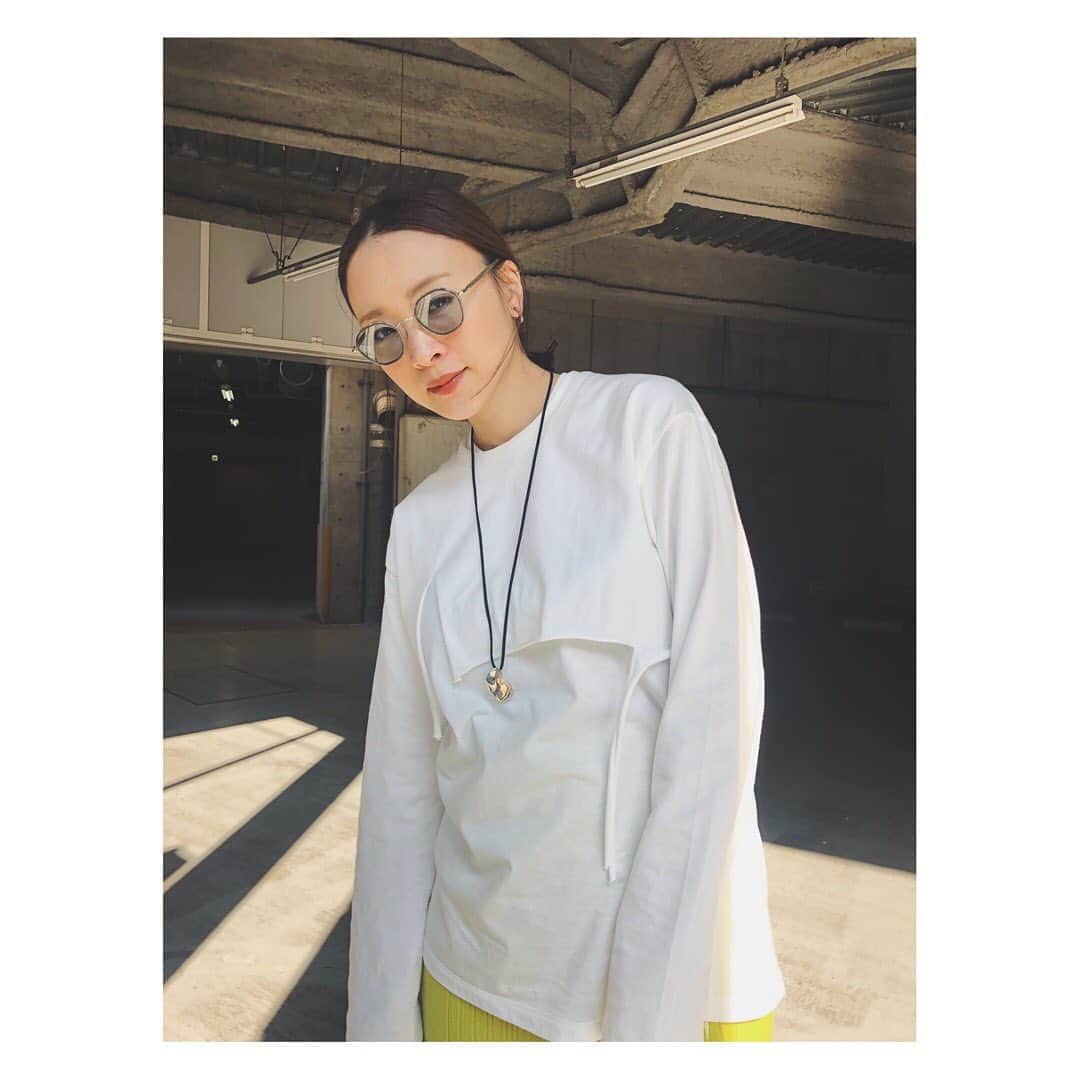野尻美穂のインスタグラム：「今日は久しぶりに用があって外に！って言っても30分だけだけど。お友達がお手伝いしてるご飯屋さんが近くでテイクアウト始めたから、それを買いに行って、コンビニで家賃払って💴、帰宅！でもその一瞬でも誰かに会えて外の空気吸えると笑顔になれる。それだけでなんかとても幸せだったぁ🥺💭 って本当に今が深刻な時なんだなと改めて思い知らされたよ😔 早くみんなと沢山会える日が来ますように。  ずっと家にいるから物欲も崩壊しててネットで買い物してます。届けてくれる方に感謝が止まないです。ありがとうございます。これもperverzeで買ったやつ💻ロンT好き。 #perverze #ayame #wai_ships」