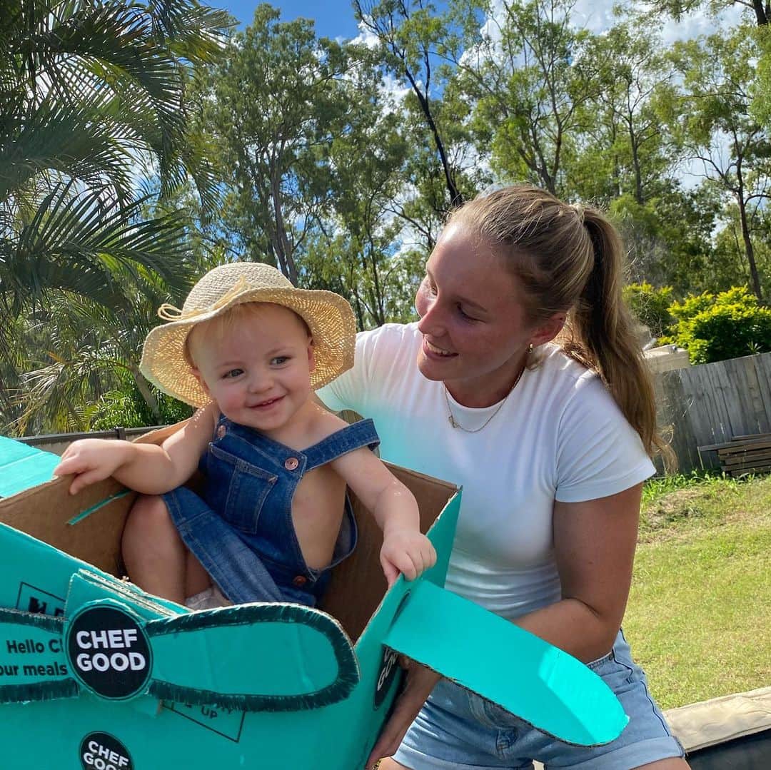 ライリー・デイのインスタグラム：「Okay but my heart 🥺🥰 lots of love for little Cali-Rose  COMPETITION TIME! Think outside the box and win a month of FREE MEALS! Reusing your Chefgood box, simply share your creative idea on your story or post tagging @chefgood and #chefgoodboxchallenge」