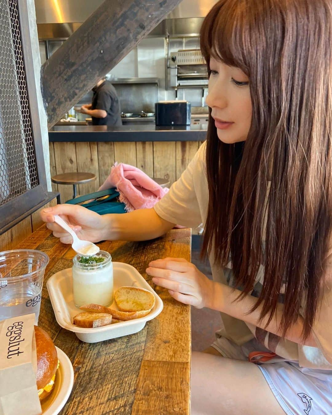 中川杏奈さんのインスタグラム写真 - (中川杏奈Instagram)「EGG SLUT (エッグスラッド) ⚠︎写真4枚目までは昨年秋のLAでの写真です(^^)✈️🇺🇸 エッグスラッドが日本上陸していたようで、お仕事が近くだったついでにテイクアウトして来ました♡ おうちでロサンゼルスの味を楽しめるなんて、テイクアウト最高です😻　 ロスと変わらない味で美味しかった*\(^o^)/* : #LosAngeles2019✈️ #eggslutvenice  #eggsluttokyo  #東京 #tokyo #shinjuku  #おうちにいよう  #今できること #myroom  #prayforjapan #prayforworld #StopCOVID19  #stayathome  #stayhome  #staysafe  #テイクアウトグルメ : コロナ終息はいつかなぁ？ : 不要不急の外出をさけること✨ たったそれだけのことで : 自分の命と みんなの命を守れます : 今だけはおうちで遊びましょう💖 大切な人には電話をしよう💖」4月2日 17時21分 - annanakagawa0228