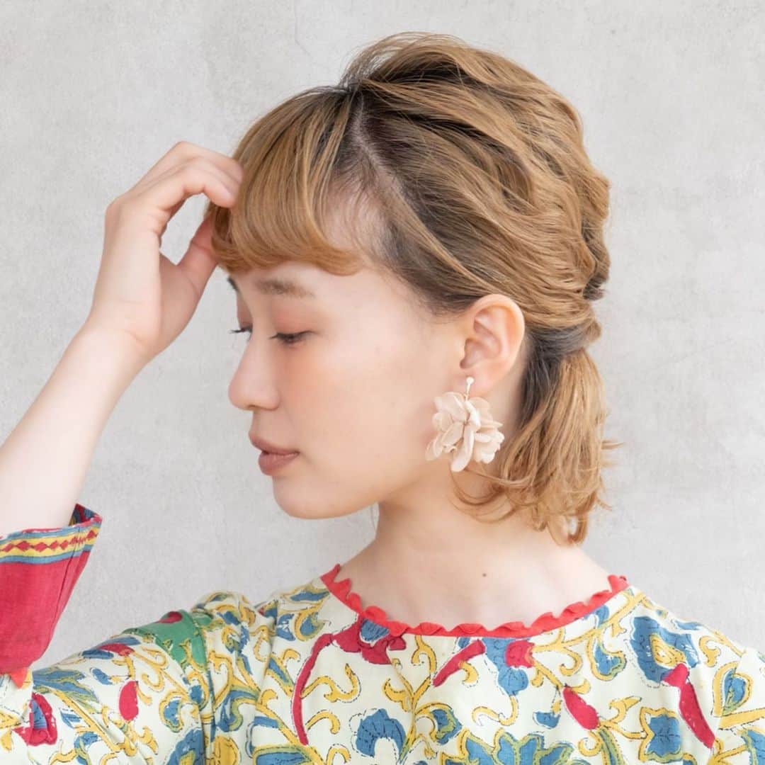 waco⭐️CHACOのインスタグラム：「new あじさいmoca🥀  落ち着いた色合いの丸みのあるあじさいのイヤリング＆ピアス  model @shibasaaki  hair @eight_hair  photo eicou flower @wacochaco」