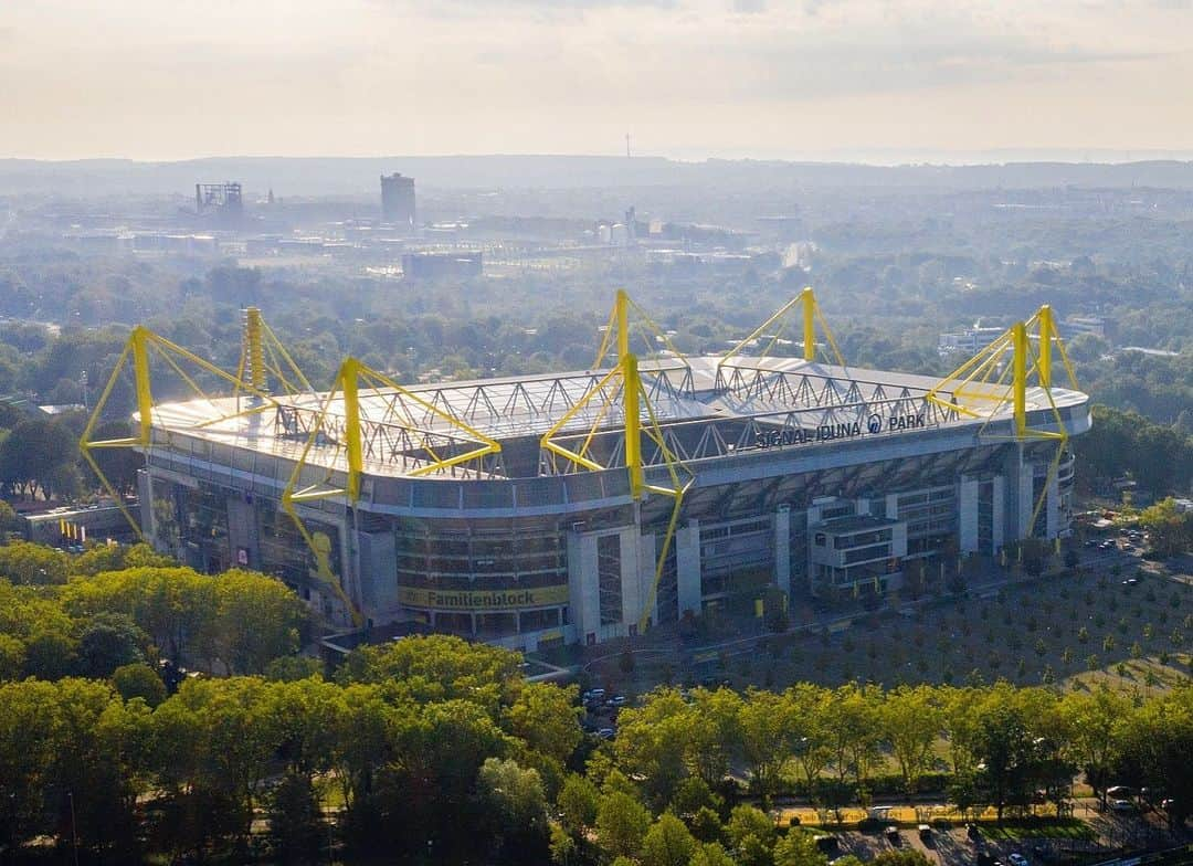 ボルシア・ドルトムントさんのインスタグラム写真 - (ボルシア・ドルトムントInstagram)「Alles Gute zum Geburtstag, schönstes Stadion der Welt! 🖤💛 #happybirthday @signalidunapark09」4月2日 17時35分 - bvb09