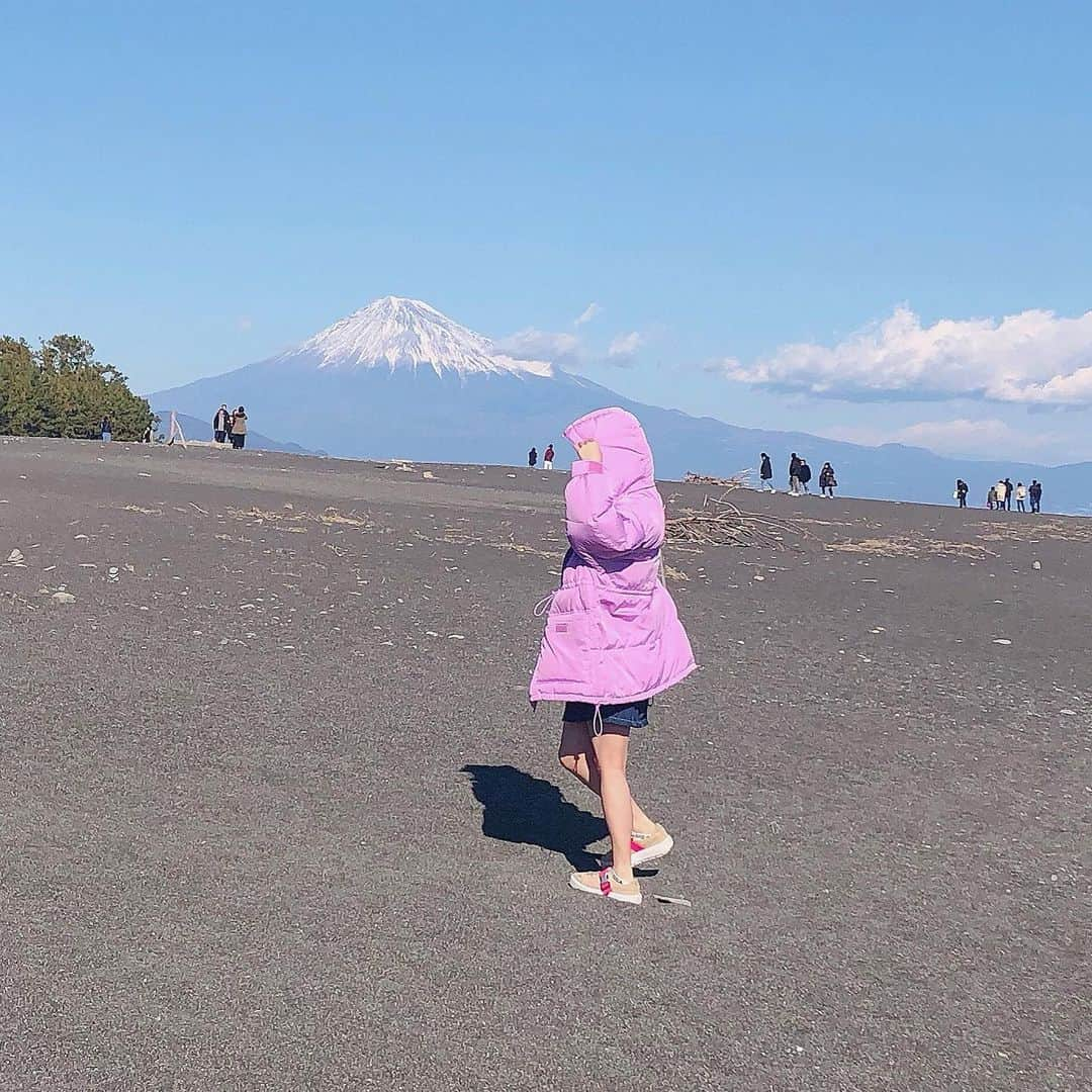 土路生優里さんのインスタグラム写真 - (土路生優里Instagram)「🗻﻿ ﻿ 皆さんが元気で過ごせますように﻿ ﻿ ﻿ 今日は暖かいですねえ〜🌸﻿ ﻿ #三保の松原﻿ #1年前くらいの写真…☺︎︎﻿💧」4月2日 17時42分 - torochan__324