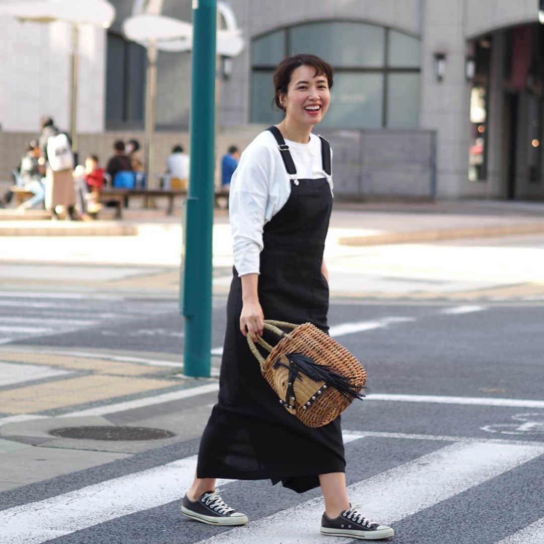 IIDA YURIさんのインスタグラム写真 - (IIDA YURIInstagram)「こないだのコーディネート🦓  ほんと軽くて着やすい。  サロペットはカジュアルになりすぎないようにパンツではなくスカートに📝 . お手洗いにも行きやすい。 #これ大事 . . ✔︎ベージュ、ブラックの2色展開です ✔︎¥14000 ✔︎Fサイズ @ozoc_c4  4/20(mon) 17時販売スタート🔎 . #サロペット#サロペットスカート#コラボ商品#コラボ」4月2日 17時58分 - yurima_ma