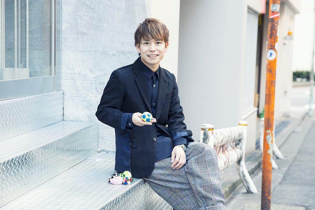 石田太志のインスタグラム：「My interview was published in @highflyers_jp. Thank you so much. Photo by Atsuko Tanaka(@atsukoholic) #footbag #taishiishida #soccer #follow #worldchampion #performance #performer #instagramer #hackysack #interview #publish #webmagazine #magazine」
