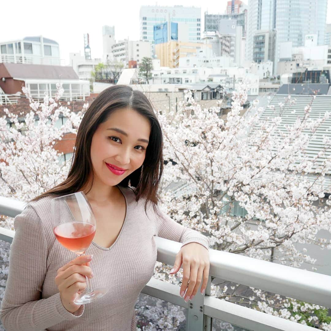 Miyu Toyonagaのインスタグラム：「#Staysafe  Good evening World. Working from home. I  enjoy the bit of sakura from the terrace outside. Its been interesting moment of our life.  In these difficult of times,  Togetherness and love is what we need now. #Staypositive  １日も早く全世界が笑顔で溢れてほしい。  自分を守ることは 大切な人々を守ること。  お家でずっと仕事をしてるの行き詰まり、テラスで桜を楽しみました🌸こんな状況だからこそ、今あるものを使ってクリエイティブになること大事🙋  #お家時間 みんなどうしてますか。」
