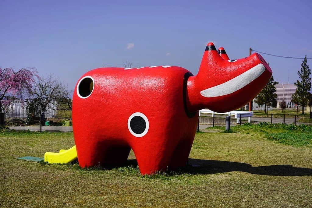 福島県さんのインスタグラム写真 - (福島県Instagram)「来て！ 赤べこ公園 会津を代表する民芸品「赤べこ」がモチーフになっているユニークな公園です。高さ2メートルはあろうかという巨大な赤べこ滑り台のほか、水飲み場も赤べこの形になっています。赤べこファンならずともオススメのほのぼの癒しスポットです。 #会津若松市 #赤べこ公園 #公園 #福島 #ふくしま #ふくしまからはじめよう #来て #fukushima #traveljapan #futurefromfukushima #japantrip #fukushimatrip #art_of_japan #instagramjapan #japan_of_insta  #insta_fukushima  #special_spot_」4月2日 18時04分 - realize_fukushima
