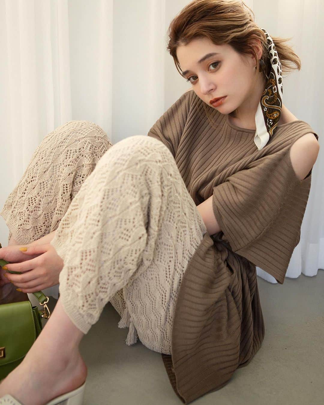 GRLさんのインスタグラム写真 - (GRLInstagram)「【👆画像をタップすると購入できるよ👆】 瑛茉ジャスミンさん着用 @emmajasmine12345 #瑛茉ジャスミン #outfit #ootd #outfitoftheday #girl #girls #fashion #coordinate #followme #オフショット #コーデ #コーディネート #grl #グレイル #プチプラ #ファストファッション #通販 #通販サイト #ニットパンツ #クロシェ編み #テーパードデニム」4月2日 18時25分 - grl_official