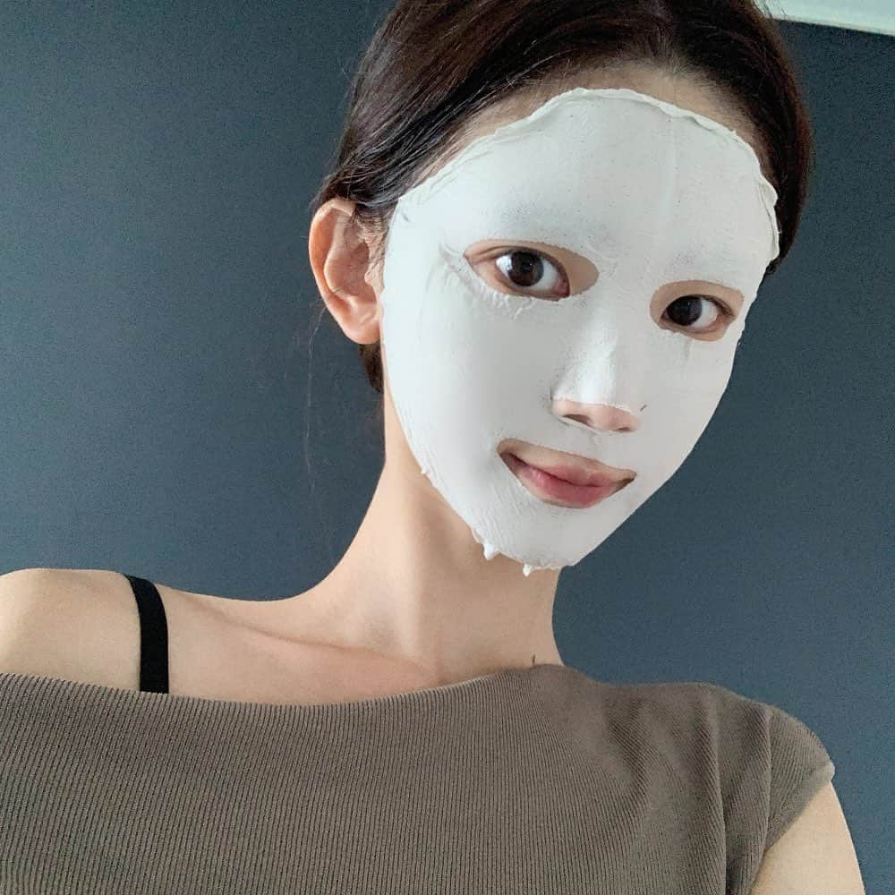 キム・ミニさんのインスタグラム写真 - (キム・ミニInstagram)「#MEDIHEAL THE AESTHETIC TOTAL CARE PEELINGLAB MASK 화이트팩 수량이 거의 소진되었습니다 내일까지니 주문 서둘러주세요 ⏰  자극없고 편해서 제가 꾸준히 애용하고 있는 제품으로 적극 권해드려요 🤍 메디힐에서 만들었지만 쉽게 구할 수 없는 제품입니다 ( 올리브영에도 없다는 것😉 ) 씻어내는 워시오프팩, 모델링팩 관리 귀찮으신 분들은  간편한 화이트팩으로 스페셜케어 정착하세요 ❤️ 써보신 분들의 입소문 덕분에  핫딜 뜰 때마다 완판입니다 😎 #skincareroutine  #claypack」4月2日 18時23分 - mimiwor