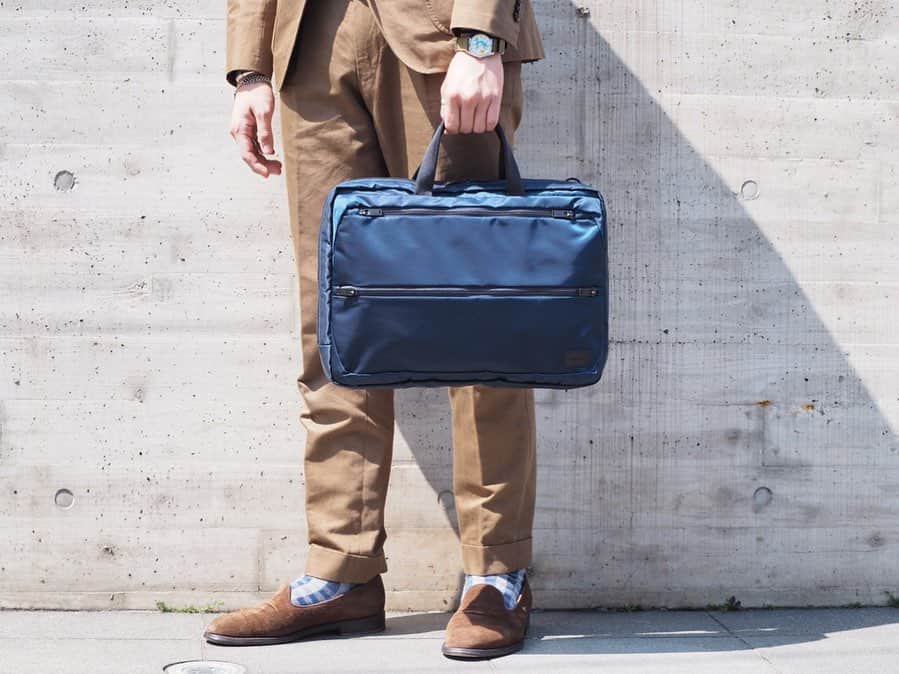 のインスタグラム：「【NEW ARRIVAL】 〈PORTER〉 "PORTER EVO 2WAY BRIEFCASE" ・ 強度・撥水性に優れた高機能オリジナル生地と軽量なパーツを使用し、ビジネスバッグに求められる機能性を高めながらも軽量に仕上げたライトウエイトビジネスシリーズです。 ・ 吉田カバンの完全オリジナルで製作した生地は、丈夫で引裂・摩擦強度に優れている66ナイロン糸を高密度に織りあげたナイロンツイル生地にDRY SUMMIT™加工を施しています。 今回製作したオリジナル生地は特殊な溶剤を塗布して繊維組織の隙間に防護被膜を形成した、高度で耐久性のある撥水性能をもっています。通常の撥水加工は経年劣化しますが、DRY SUMMIT™加工は半永久持続するのが特徴です。 ・ ビジネスバッグに求められる機能を考慮し、前ポケットはシンプルなデザインながらも内装に収納力のある空間をつくり小分け収納がしやすいようにポケットを細かく配置しました。メイン収納部の内装のササマチ部分にはペットボトルや折りたたみ傘がすっきりと収まるように配しています。また全型共通でPCやタブレット端末を収納できるポケットを設けています。背面にはトロリーバー通しを設けているのでトロリーバッグとのセットアップも可能です。 ・ この型はB4ファイルサイズの書類が入る、2層構造のブリーフケース(手持ち、肩かけ)です。 15inchのPCを収納できます。  スーツスタイルはもちろん、カジュアルビジネススタイルにも取り入れやすい薄マチ仕様のすっきりとしたフォルムもポイントです。 日常的に持ち運ぶアイテムの収納スペースが充実しているので、幅広い層のお客様にご使用いただけます。 ・ COLOR:BLACK、NAVY ¥33,000+TAX  #bjirushiyoshida #B印YOSHIDA #代官山 #daikanyama#TOKYO#BEAMS#ビームス#yoshidakaban#吉田カバン#ポーター  #porter #비지루시요시다 #도쿄 #다이칸야마 #빔스 #빔즈 #포터 #데일리룩 #b印yoshidalineup」