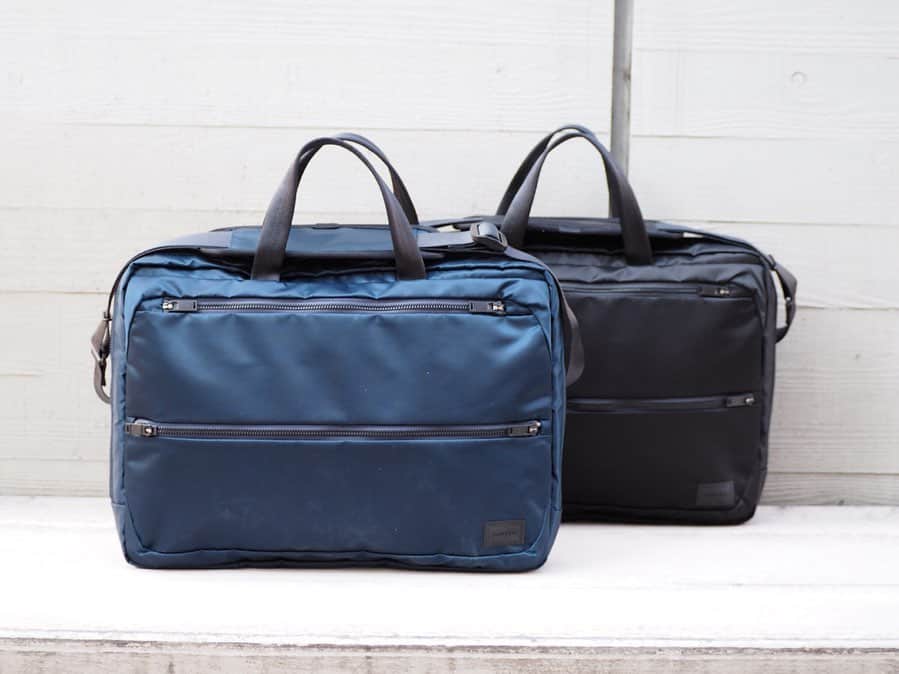 のインスタグラム：「【NEW ARRIVAL】 〈PORTER〉 "PORTER EVO 2WAY BRIEFCASE" ・ 強度・撥水性に優れた高機能オリジナル生地と軽量なパーツを使用し、ビジネスバッグに求められる機能性を高めながらも軽量に仕上げたライトウエイトビジネスシリーズです。 ・ 吉田カバンの完全オリジナルで製作した生地は、丈夫で引裂・摩擦強度に優れている66ナイロン糸を高密度に織りあげたナイロンツイル生地にDRY SUMMIT™加工を施しています。 今回製作したオリジナル生地は特殊な溶剤を塗布して繊維組織の隙間に防護被膜を形成した、高度で耐久性のある撥水性能をもっています。通常の撥水加工は経年劣化しますが、DRY SUMMIT™加工は半永久持続するのが特徴です。 ・ ビジネスバッグに求められる機能を考慮し、前ポケットはシンプルなデザインながらも内装に収納力のある空間をつくり小分け収納がしやすいようにポケットを細かく配置しました。 メイン収納部の内装のササマチ部分にはペットボトルや折りたたみ傘がすっきりと収まるように配しています。また全型共通でPCやタブレット端末を収納できるポケットを設けています。背面にはトロリーバー通しを設けているのでトロリーバッグとのセットアップも可能です。 ・ この型はB4ファイルサイズの書類が入る、2層構造の2wayブリーフケース(手持ち、かたかけ)です。 15inchのPCを収納できます。  スーツスタイルはもちろん、カジュアルビジネススタイルにも取り入れやすい薄マチ仕様のすっきりとしたフォルムもポイントです。 日常的に持ち運ぶアイテムの収納スペースが充実しているので、幅広い層のお客様にご使用いただけます。 ・ COLOR:BLACK、NAVY ¥33,000+TAX  #bjirushiyoshida #B印YOSHIDA #代官山 #daikanyama#TOKYO#BEAMS#ビームス#yoshidakaban#吉田カバン#ポーター  #porter #비지루시요시다 #도쿄 #다이칸야마 #빔스 #빔즈 #포터 #데일리룩 #b印yoshidalineup」