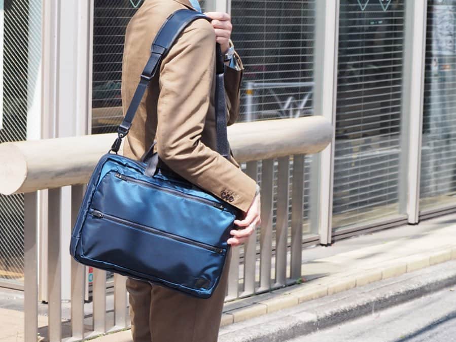 のインスタグラム：「【NEW ARRIVAL】 〈PORTER〉 "PORTER EVO 2WAY BRIEFCASE" ・ 強度・撥水性に優れた高機能オリジナル生地と軽量なパーツを使用し、ビジネスバッグに求められる機能性を高めながらも軽量に仕上げたライトウエイトビジネスシリーズです。 ・ 吉田カバンの完全オリジナルで製作した生地は、丈夫で引裂・摩擦強度に優れている66ナイロン糸を高密度に織りあげたナイロンツイル生地にDRY SUMMIT™加工を施しています。 今回製作したオリジナル生地は特殊な溶剤を塗布して繊維組織の隙間に防護被膜を形成した、高度で耐久性のある撥水性能をもっています。通常の撥水加工は経年劣化しますが、DRY SUMMIT™加工は半永久持続するのが特徴です。 ・ ビジネスバッグに求められる機能を考慮し、前ポケットはシンプルなデザインながらも内装に収納力のある空間をつくり小分け収納がしやすいようにポケットを細かく配置しました。メイン収納部の内装のササマチ部分にはペットボトルや折りたたみ傘がすっきりと収まるように配しています。また全型共通でPCやタブレット端末を収納できるポケットを設けています。背面にはトロリーバー通しを設けているのでトロリーバッグとのセットアップも可能です。 ・ この型はB4ファイルサイズの書類が入る、2層構造の2wayブリーフケース(手持ち、肩かけ)です。 15inchのPCを収納できます。  スーツスタイルはもちろん、カジュアルビジネススタイルにも取り入れやすい薄マチ仕様のすっきりとしたフォルムもポイントです。 日常的に持ち運ぶアイテムの収納スペースが充実しているので、幅広い層のお客様にご使用いただけます。 ・ COLOR:BLACK、NAVY ¥33,000+TAX  #bjirushiyoshida #B印YOSHIDA #代官山 #daikanyama#TOKYO#BEAMS#ビームス#yoshidakaban#吉田カバン#ポーター  #porter #비지루시요시다 #도쿄 #다이칸야마 #빔스 #빔즈 #포터 #데일리룩 #b印yoshidalineup」