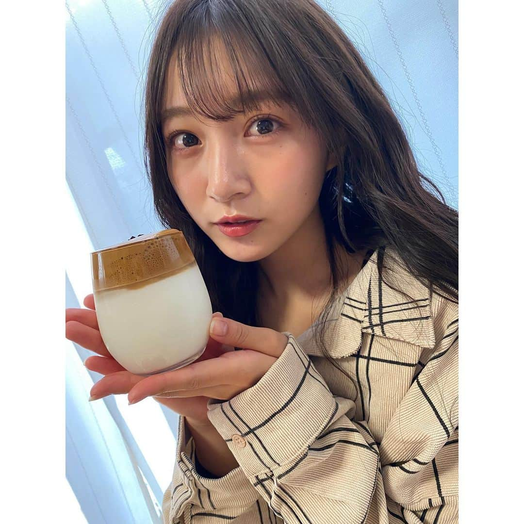 山本彩加さんのインスタグラム写真 - (山本彩加Instagram)「ダルゴナコーヒー☕︎﻿ ﻿ ﻿ ﻿ ﻿ ﻿ 韓国で人気ても、﻿ 最近話題になっていておうちにあるもので﻿ 簡単に作れちゃう﻿ ダルゴナコーヒー❁✿✾ ﻿ ﻿ ﻿ ﻿ 作り方も書いてます♡﻿ ﻿ ﻿ ﻿ #ダルゴナコーヒー #タルゴナコーヒー　#ダルゴナコーヒーの作り方　#おうちカフェ」4月2日 18時35分 - ayaka48_yanyan