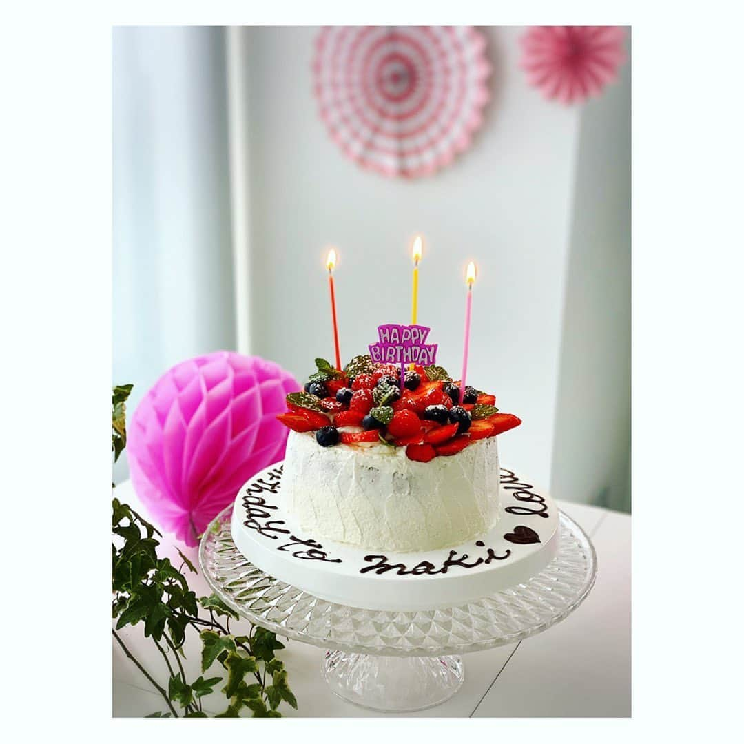 望月理恵さんのインスタグラム写真 - (望月理恵Instagram)「先日作ったケーキです。 誕生日会をする予定だった 友達のバースデーケーキです。  コロナで帰国出来ず、 友人数名で動画メッセージや ケーキの写真を送り、 お祝いしました。  お誕生日おめでとう！ 早く収束することを 祈るばかりです。  ケーキはその後、 一日4分の1を毎日 食して、食べ切りました☺️ #ケーキ#写真様に周りも飾りました！ #誕生日 #久しぶりにスポンジを焼きました！ #よく見るとアラが目立ちますね。」4月2日 18時37分 - mochiee28