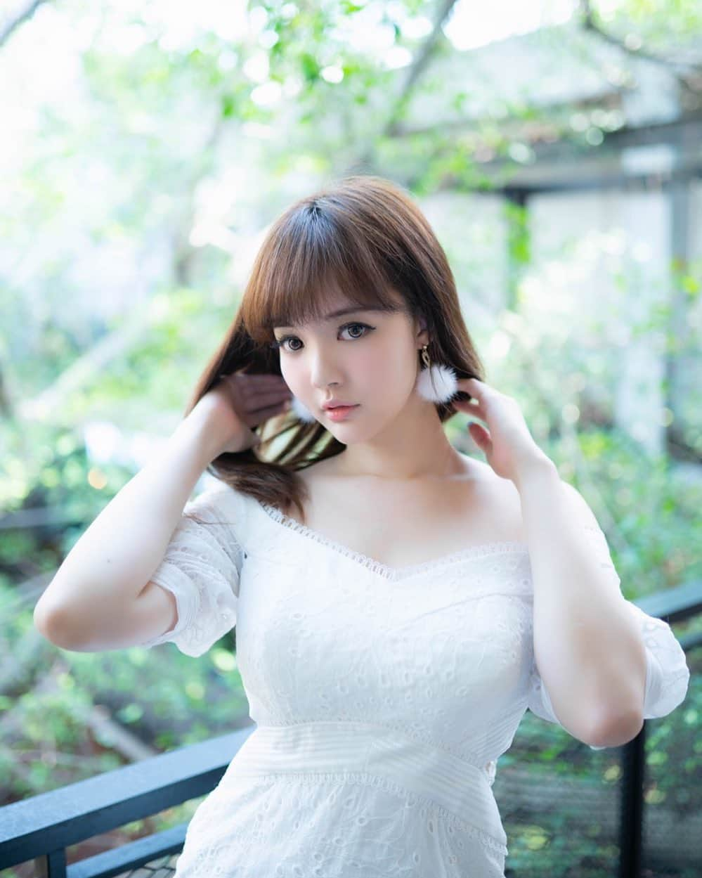 YingTzeさんのインスタグラム写真 - (YingTzeInstagram)「Do you know that I dislike having outdoor photoshoot ? 😂 ( although natural lighting is the best but I hate it when I sweat or wind blowing my hair ). _ Now that I’m stuck at home ~ I realized that I took many things for granted la . @kenn_tee jom la outdoor photoshoot when all of this is over ok 😂 He always suggests nice outdoor places but I always go “ Yi ... lets shoot at studio la got aircon better bro “. _ 📸 @kenn_tee  #blessed #casualstyle #casualoutfits #girlwithlonghair」4月2日 18時44分 - yingtze