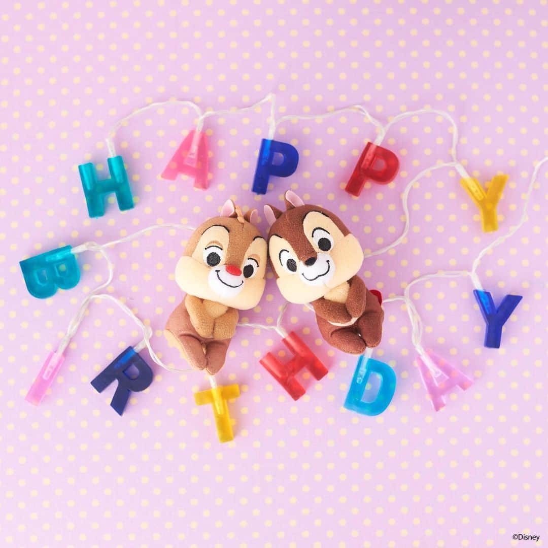 ちょっこりさん【公式】のインスタグラム：「#20200402 * 今日はチップとデールのスクリーンデビューの日♡ ふたりでいっしょにちょっこり♡ みんなでお祝いしよう！ * #ちょっこりさん #ディズニー#ディズニーグッズ #ぬい撮り#ぬいぐるみ #chokkorisan#disney #takaratomyarts #ぬいぐるみと撮り隊 #disney写真部 #ディズニーグッズ #ちょっこりさん好きな人とつながりたい  #ちょっこりさんリニューアル  #チップ #デール #チップとデール生誕祭 #チップとデール好きな人と繋がりたい」
