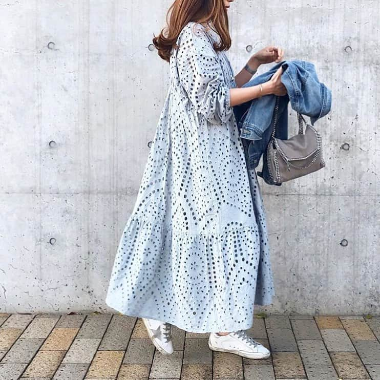 titivateさんのインスタグラム写真 - (titivateInstagram)「. . 【 style share 】 前後2wayコットンレースワンピース 品番：AUXN0361 ¥8,990+tax . @mario_dozono 様、素敵なコーディネートありがとうございます✨ 前後2wayで着用できるカットワーク刺繍が大人かわいいコットンレースワンピース💙 1枚ではもちろん、デニムなどとのレイヤードスタイルもおすすめです👌 4/3(金)10:59まで、期間限定価格でお得にお買い求め頂けます！ . STYLE SHARE 募集中！ titivateのアイテムを取り入れてコーデを投稿しよう！ ハッシュタグは『#titivatestyle』 . 素敵な着こなしで、もしかしたらtitivateのアカウントで紹介されちゃうかも⁈ 「リアル」で「身近」なオシャレコーデを楽しみにしています♪ . #titivate #ティティベイト #ファッション #ワンピース #カットワーク #レース . . #Repost @mario_dozono ・・・ * 🐋🐋🐋 昨日はポカポカ陽気だった。 * ずっと着たかったワンピースが着れて嬉しかったな☀️ * 前後2wayで着れるワンピース、もう一方はVネックになってる☺️✨ * フェミニンなワンピースはスニーカーで着崩すのがやっぱり好き👟💕 * * onepiece… @titivatejp * * * #outfitoftoday #stylepoint #titivate #titivatestyle #ティティベイト #ワンピースコーデ #前後2wayコットンレースワンピース #ママコーディネート #ママファッション #大人女子コーデ #シンプルコーディネート #プチプラコーディネート」4月2日 18時57分 - titivatejp