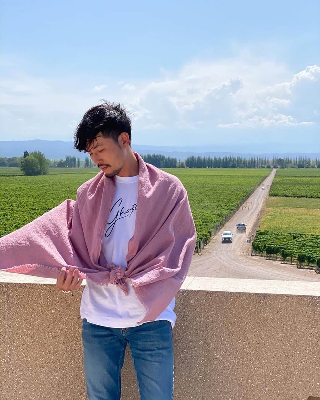 小柳津林太郎のインスタグラム：「Catena Zapata, one the greatest winery in Mendoza, Argentina!  アルゼンチンメンドーサの﻿ Catena Zapataというとても素敵なワイナリーにて。﻿ ﻿ 天気は最高によかったのですが、﻿ めちゃくちゃ紫外線強かった。﻿ ﻿ ということで、 unoの男性用BBクリームでしっかりUVケア。﻿ ﻿ ﻿ #アルゼンチン #メンドーサ #ワイナリー #catenazapata #スキンケア #男性用BBクリーム #PR #ウーノ #肌は大人の勝負服 #資生堂 #SHISEIDO﻿ ﻿」