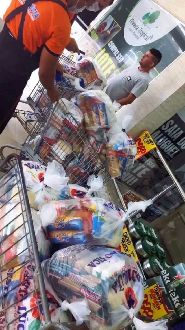 パトリックのインスタグラム：「Mais uma missão concluída!! Obrigado meu Deus!!! Que alegria sinto no meu coração em poder ajuda essas pessoas!! Quem ama a vida e ajuda o próximo, será amado e protegido por Deus onde quer que esteja. Ei você que tem condições ajude essas pessoas que estão  perto de você precisando!! #façaobem #campanha #ajudandoquemprecisa」