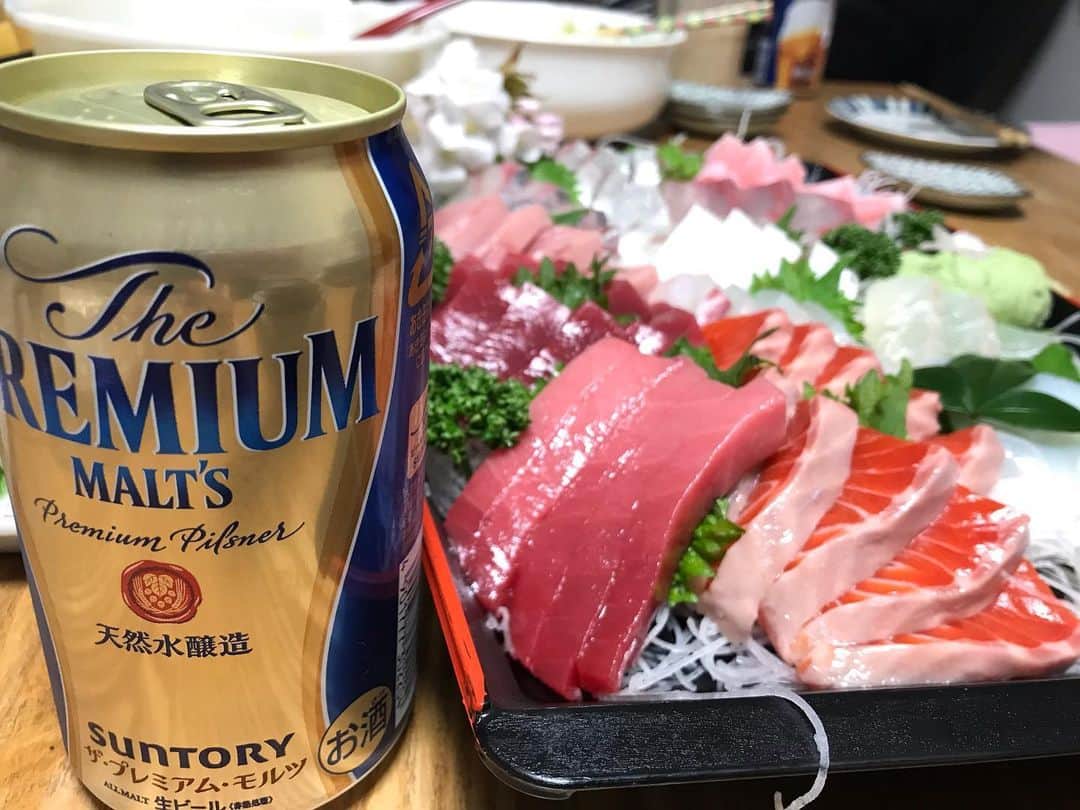 佐野優子のインスタグラム：「. プレモル🍻と美味しいお刺身🐟で、 甥っ子誕生日パーティ🎂 . . #プレモル #premiummolts  #プレミアムモルツ #suntory  #サントリー #お刺身盛り合わせ」