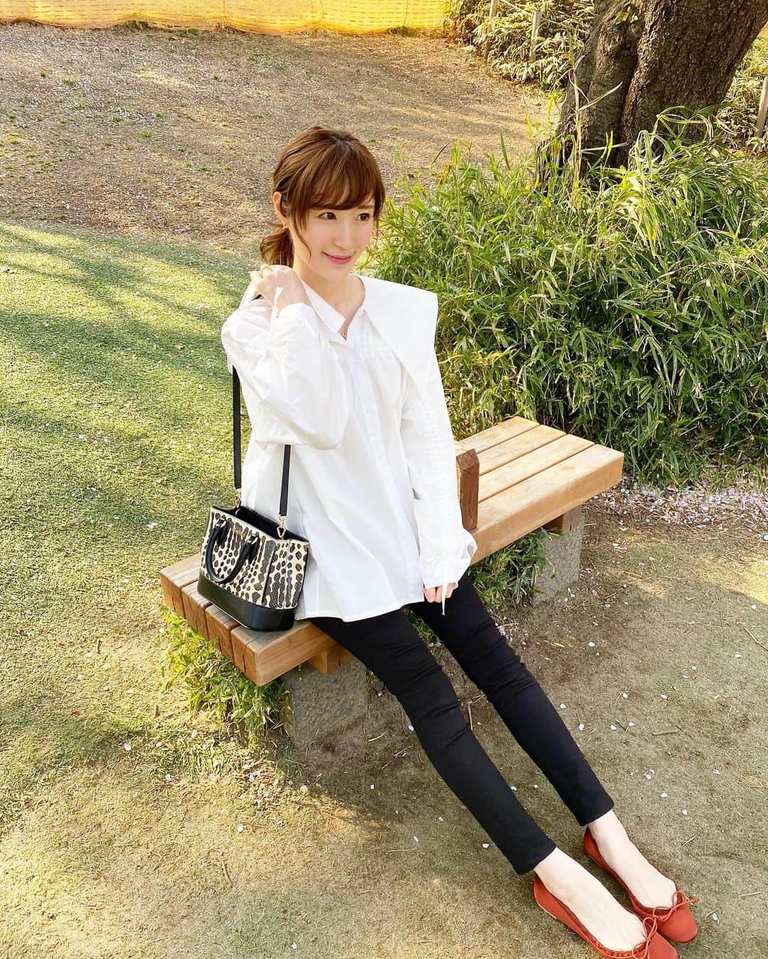 小林真由のインスタグラム：「⋆﻿ ⋆﻿ 大きめの襟元がなんとも可愛い﻿ お気に入りのシャツ。﻿ ﻿ 走り回る今はパンツに合うブラウスばかり﻿ 増えていきます🥺　﻿ これは比較的シワになりにくい気がするけど﻿ 抱っこ紐をしない日限定の組み合わせ😌🌸﻿ ﻿ tops: #ysstellashop @ys_stella_shop  pants: #uniqulo﻿ shoes: #tsurubymarikooikawa  bag: #maxmara﻿ ﻿ ﻿ 4月がスタート🥺﻿ 家にいると子供と遊んで﻿ 隙間にご飯作って片付けて..﻿ を繰り返してたら一瞬で1日が終わる😂﻿ ﻿ 全国のママさん﻿ 手荒れと共に頑張りましょう🍝✊🏻✊🏻﻿ ﻿ #ファッション #コーデ #ママコーデ #女の子ママ #ママライフ #コーディネート #ユニクロ #ツルバイマリコオイカワ #マックスマーラ #coordinate #fashion ﻿ ﻿ ﻿」