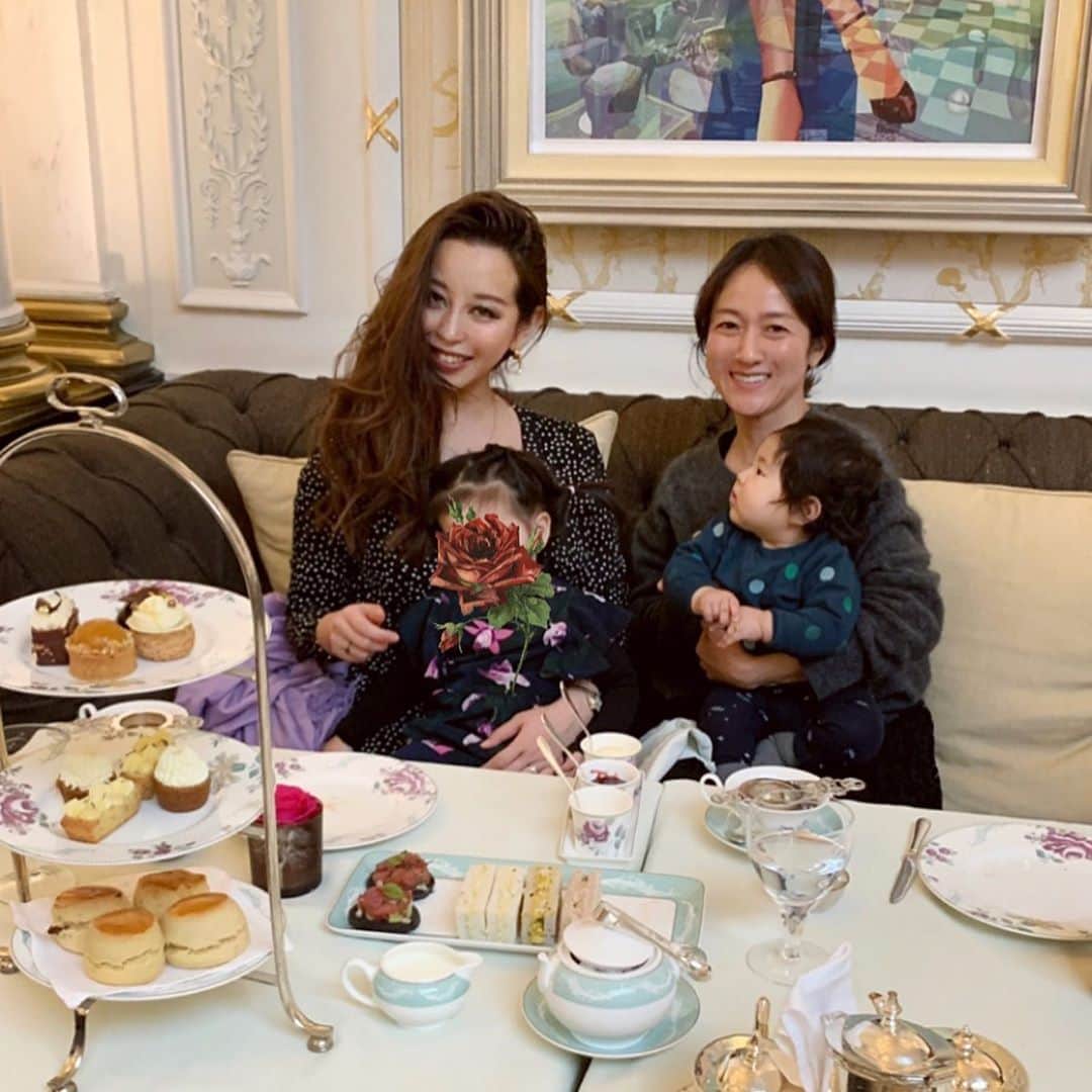 PINKYのインスタグラム：「#tbt . Afternoon tea at Savoy hotel☕️with @reikohase ❤️ .  1年前はまだロンドンにいて、こんなに優雅にアフタヌーンティーを楽しんでいたなんて💭💠🇬🇧 (あ、ちびっこ連れだから余り優雅ではなかったか😅👶🏻w) .  最近娘が『ロンドンにつれていってあげる』とよく言ってくれるので、 世界が落ち着いたら、 少しお姉さんになった彼女と、 またこちらのマリリンモンローのお席でアフタヌーンティーしたいな👩🏻👧🏻💐💕 . ・・・ ・・・ #love #happy #family #babygirl  #momlife #mamalife #parentslife #london #springlondon #TheSavoyLondon #thamesfoyer #posh #afternoontea #1yearago」